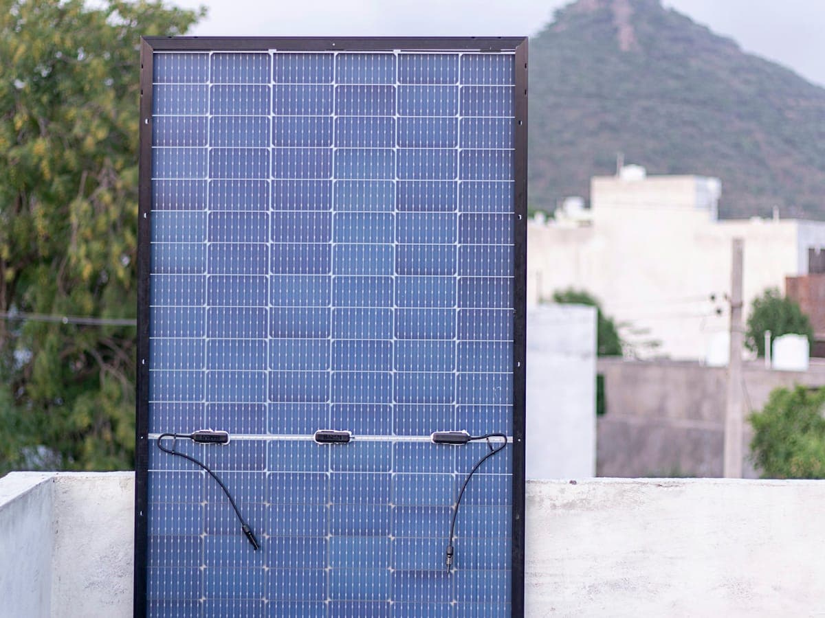 Pannelli solari installati in verticale su una terrazza