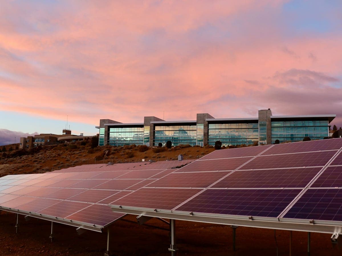 Grande impianto fotovoltaico su un edificio industriale