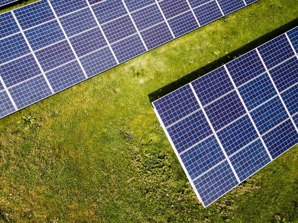 Primo piano di moduli fotovoltaici