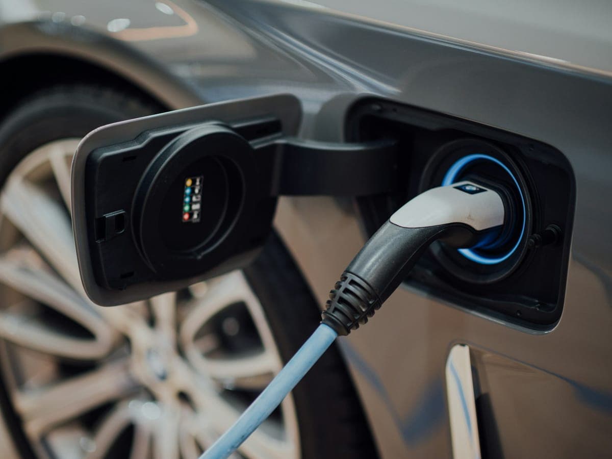 Cavo di ricarica collegato a un'auto elettrica