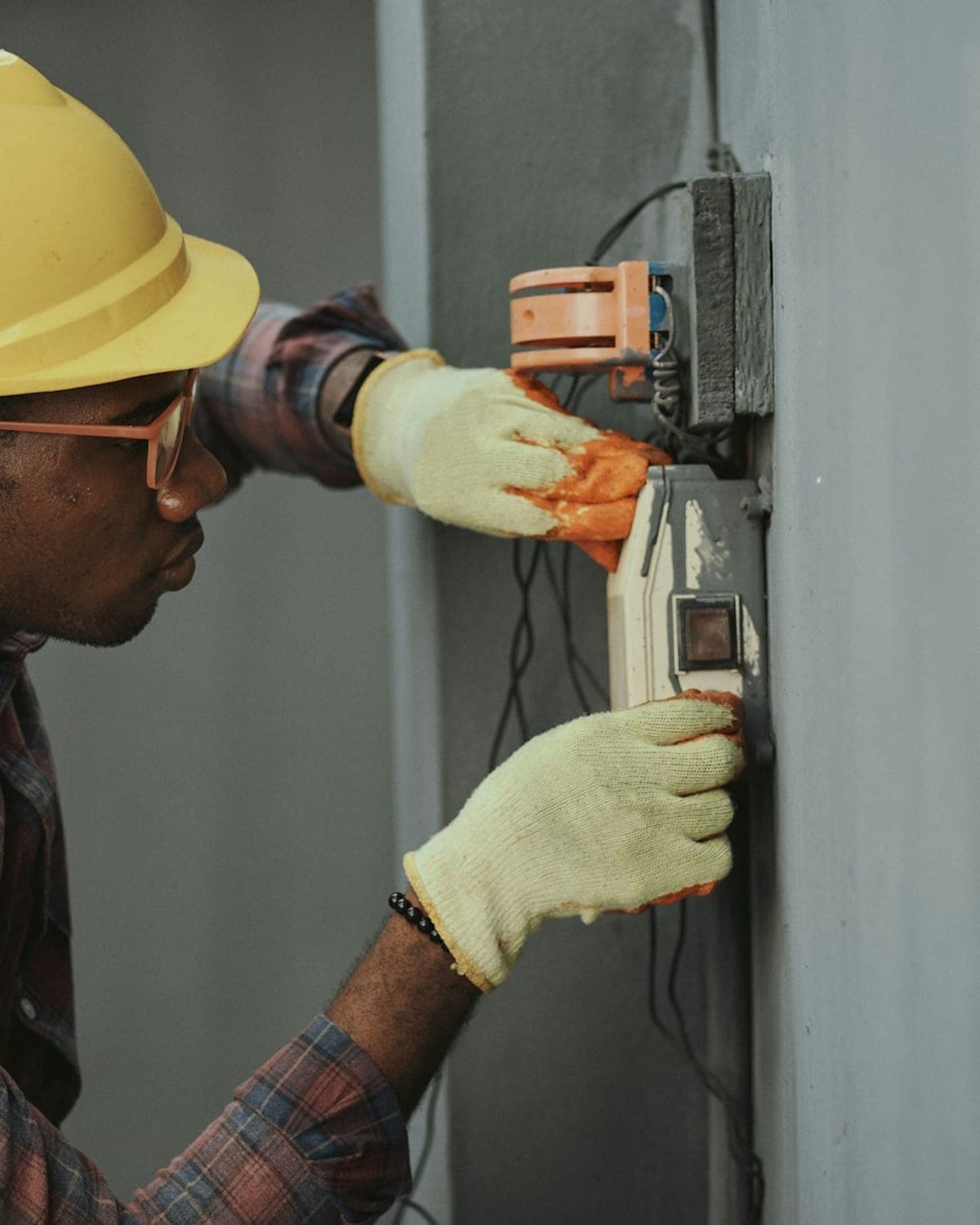 Tecnico al lavoro su un quadro elettrico