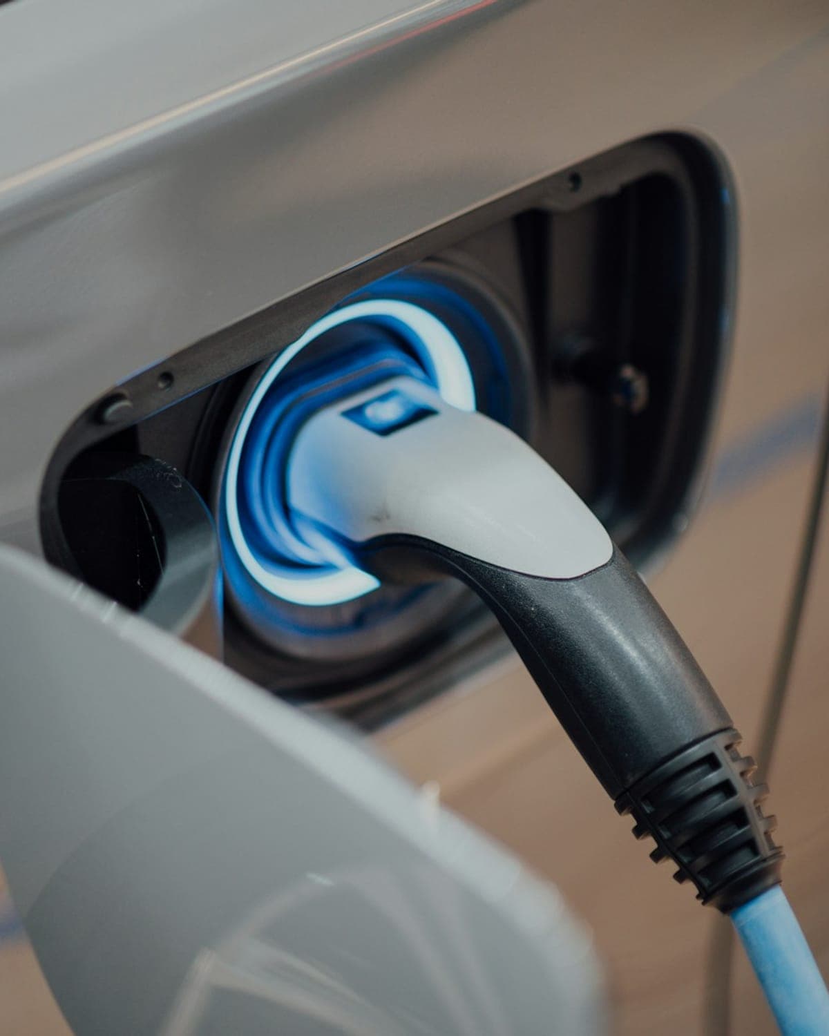 Auto elettrica collegata a un cavo di ricarica